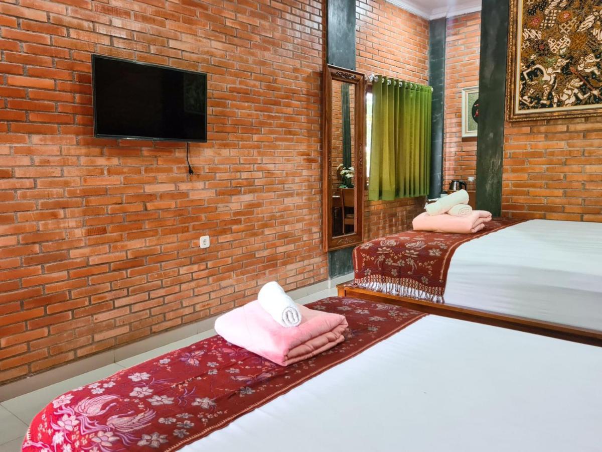 Ndalem Suryo Saptono Guest House Tugu Exterior foto