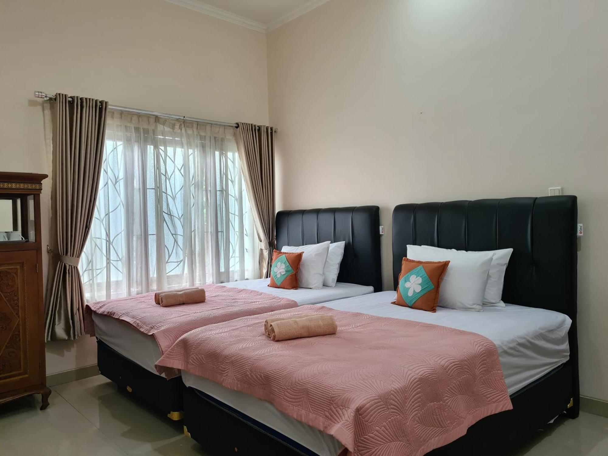Ndalem Suryo Saptono Guest House Tugu Exterior foto
